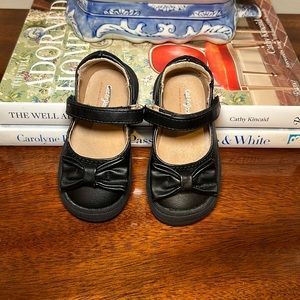 Pair of girls black Mary Jane dress shoes size 4